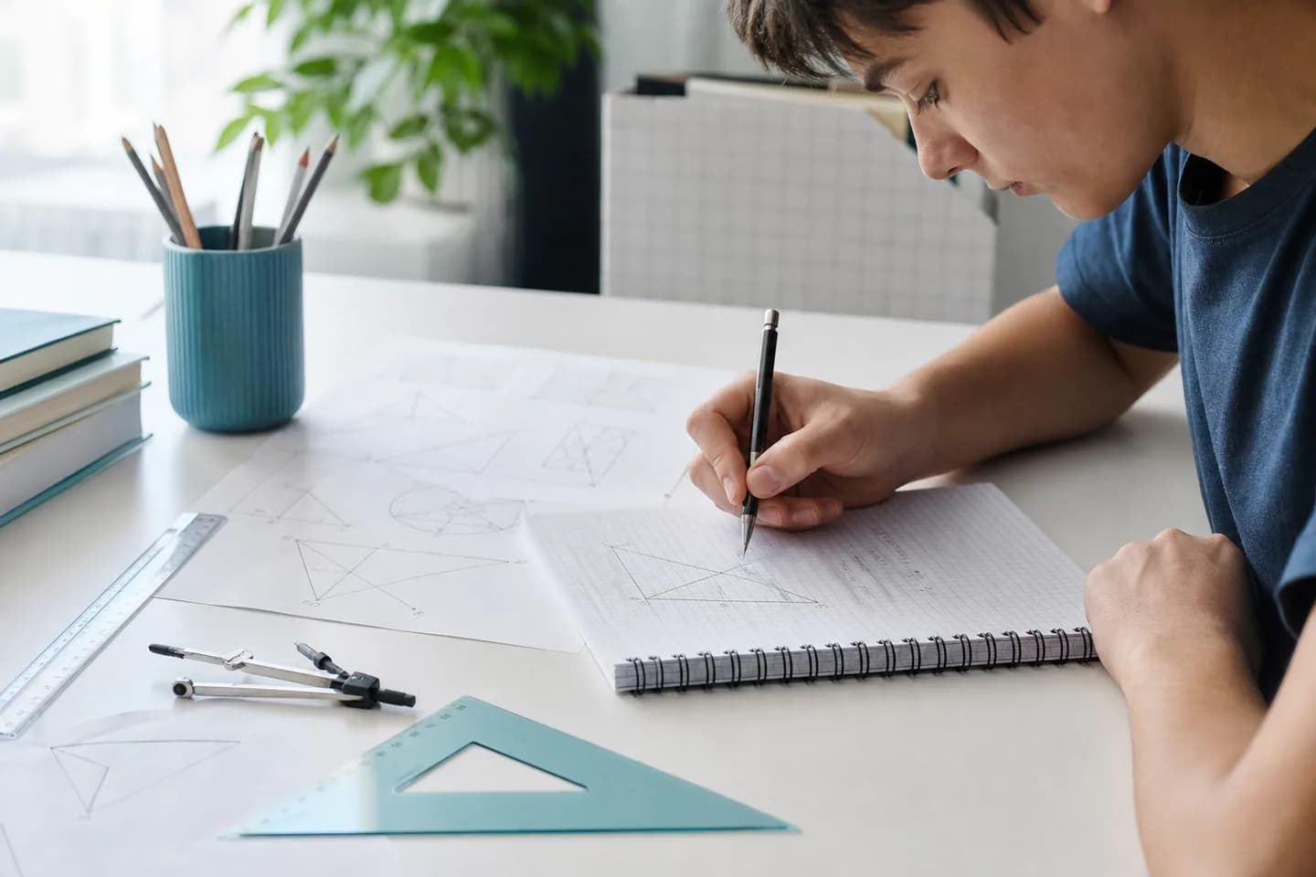 Estudante resolvendo um problema de Matemática